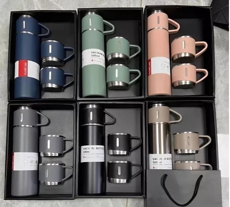 Caneca Kit Garrafa Térmica Vacuum Bottle Inox 500ml + 3 Xícaras Bebidas Fria ou Quente